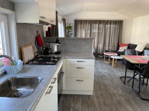 Die Küche mit Blick ins Wohnzimmer