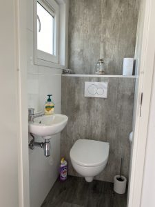 Die getrennte Toilette des Chalets